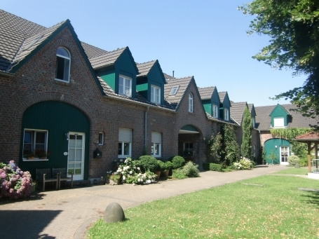 Moers : Ueltgesforthof, großer Bauernhof, dessen Stallungen in eine Wohnanlage umgebaut wurden.